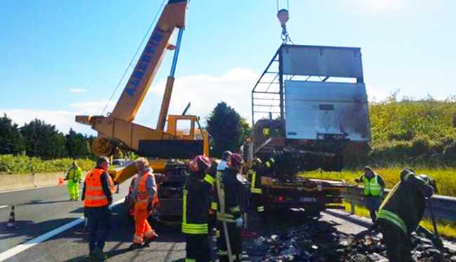 vigili fuoco autostrada furgone frutta