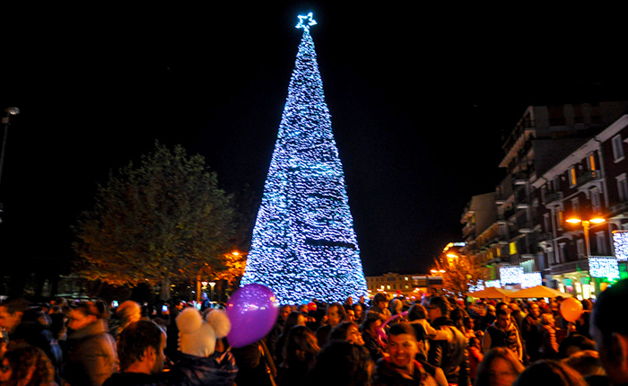 Arona ha acceso l'albero di Natale e le luminarie