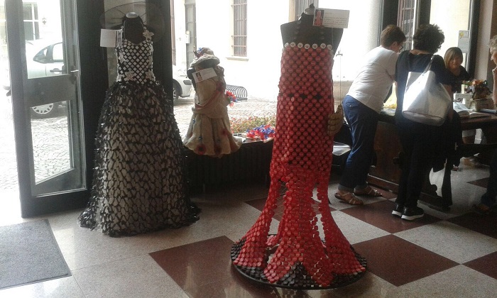   Collezione di abiti realizzati da Atelier del riciclo a Palazzo Tornielli. Fotogallery