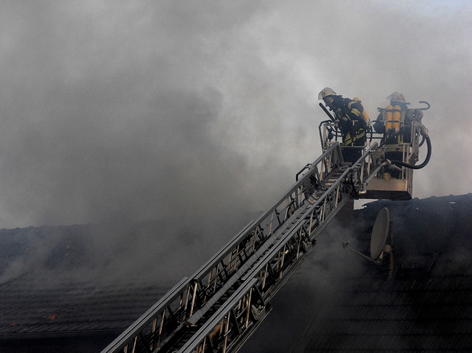 Incendio al tetto di un abitazione