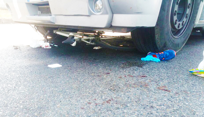 Trattore investe ciclista e lo trascina per metri. Gamba fratturata