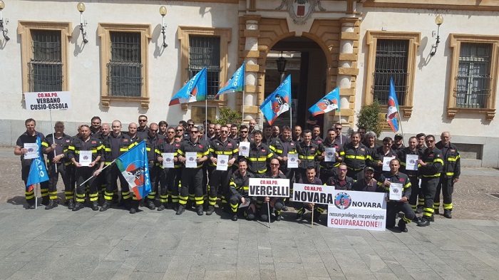  “Siamo il Corpo di Stato meno retribuito”: la protesta novarese dei Vigili del fuoco. Foto