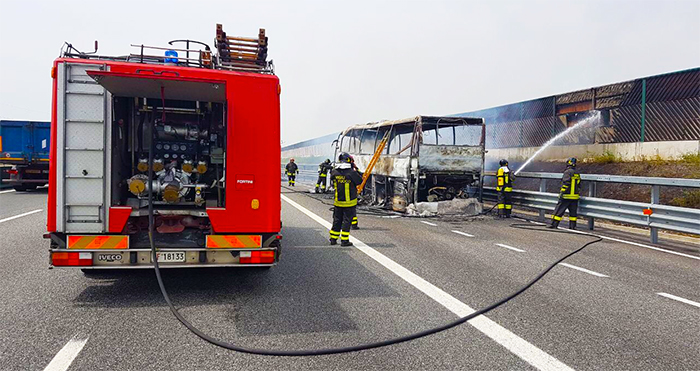 Anche i Vigili del fuoco di Novara per l'incendio del pullman di studenti bruciato in autostrada