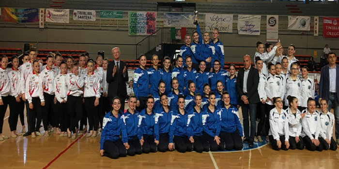 Campionesse Nazionali le 25 atlete dello scenografico Gruppo Senior che conquistano l’oro di giornata ed il titolo italiano.Fotogallery