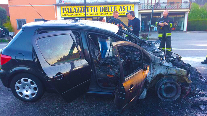 Dormelletto: prende fuoco un'auto sulla 33, conducente illeso