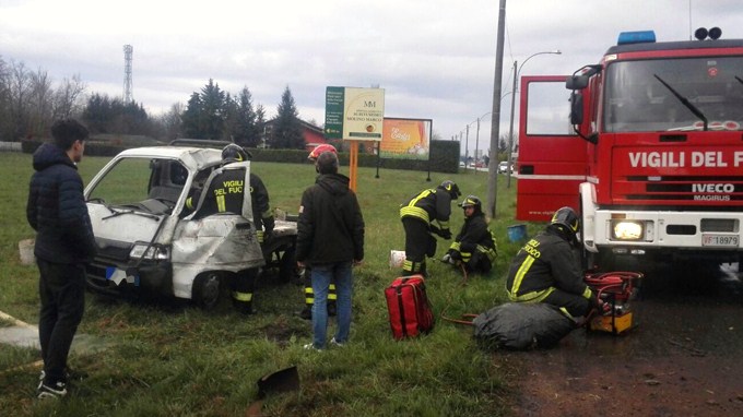 Resta incastrato dopo un incidente: liberato dai vigili del fuoco