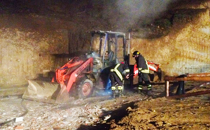 Brucia una pala in un cantiere edile. Nessun ferito, si indaga sulle cause