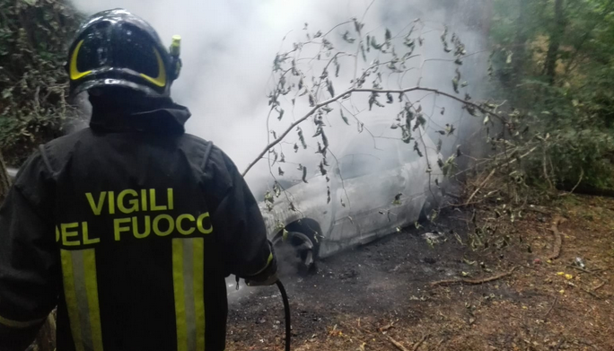 Auto brucia in mezzo ad un bosco, indagano i carabinieri