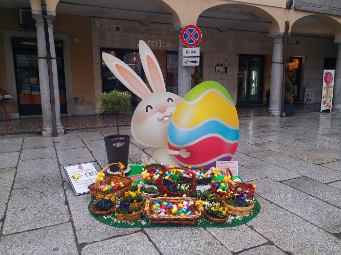 Auguri pasquali in piazza Martiri