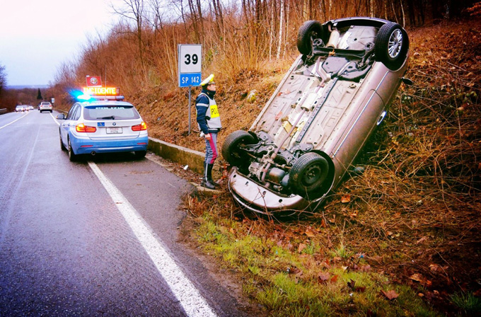 Automobile si ribalta sulla sp 142: ferita una ragazza