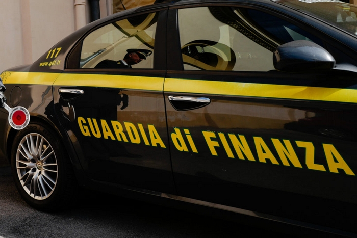 Gdf, arrestati due spacciatori: sequestrati stupefacenti ed attrezzatura produzione