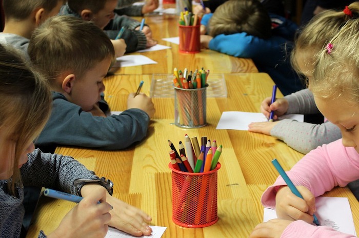 Il sindaco di Suno torna fra i banchi: intervistato dagli alunni della primaria