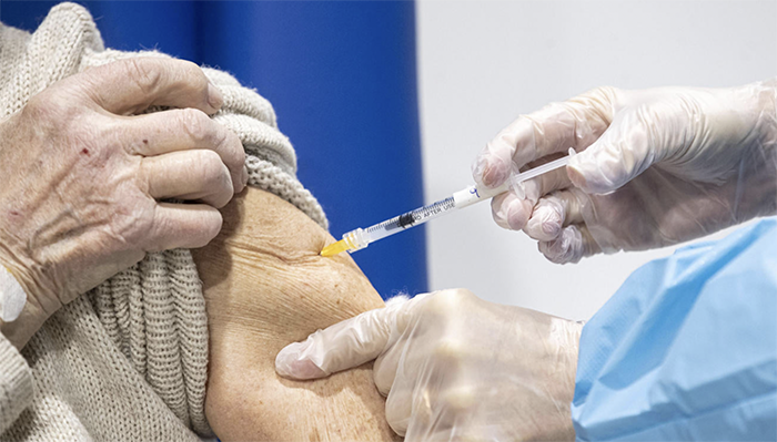 Vaccini: da giovedì 14 in tutto il Piemonte al via le preadesioni per gli over 60 