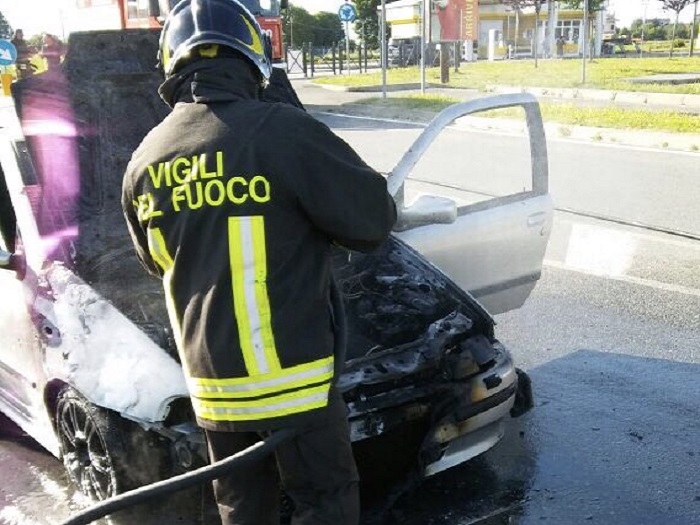 Fumo dal cofano di un’auto a Galliate.Pronto intervento dei Vigili del Fuoco