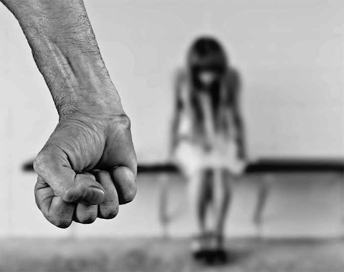 Molestie sessuali, denunciato a piede libero