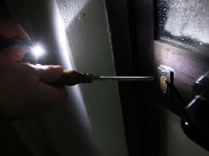 Furti di preziosi e contanti a Borgomanero e Veruno