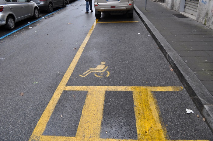 Il sindaco su facebook “condanna” il parcheggio sbagliato di un dipendente