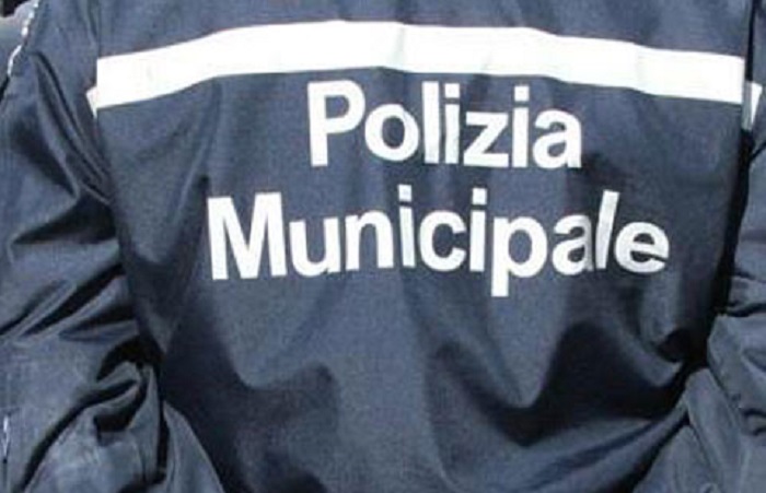 Oleggio: contusioni per una giovane coinvolta in un sinistro tra auto e motorino