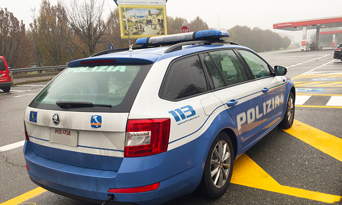 Multa ad autocarro di un concessionario. Trasportava auto non immatricolata