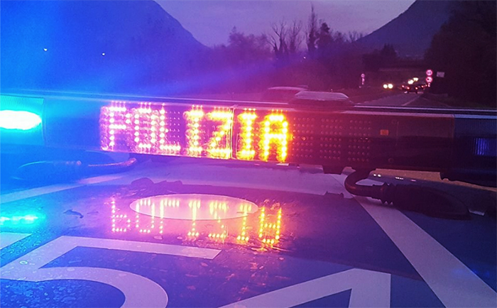 Si ferma per conciliare dopo un incidente in autostrada, poi riparte improvvisamente. Ricercato