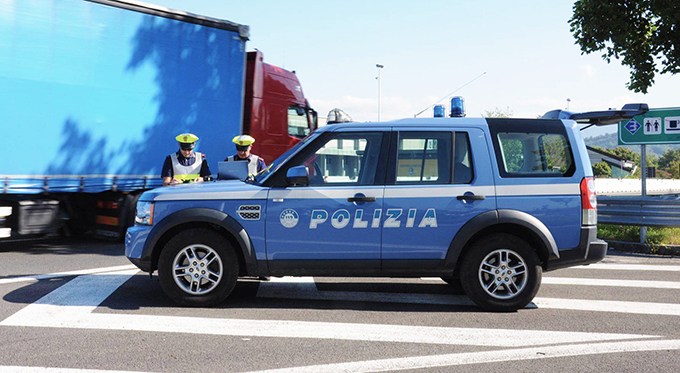 Frontale tra due automobili, due donne ferite 