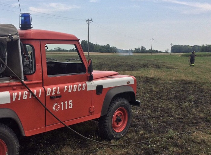 Barengo, incendio sterpaglie. Fiamme spente dopo due ore