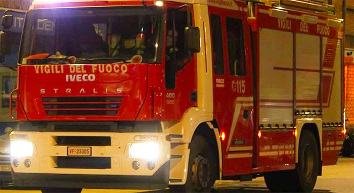 Brucia un 'auto posteggiata. Rogo non doloso