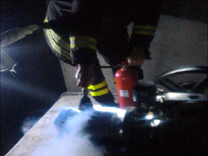Vigili del fuoco spengono incendio nella cabina di un ascensore in condominio