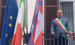 Gozzano sindaco bandiere