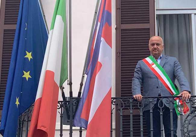 Gozzano sindaco bandiere