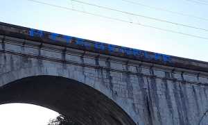 Ponte Pettenasco imbrattato