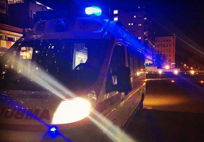 ambulanza notte lato luci