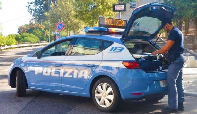 auto polizia uomo scritta