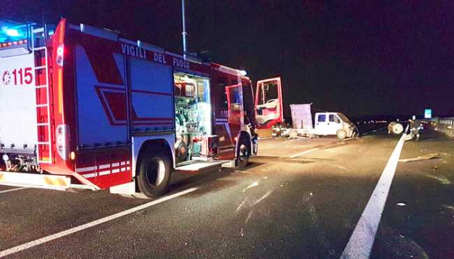 autostrada camion olio vigili