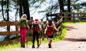 bambini montagna passeggiata