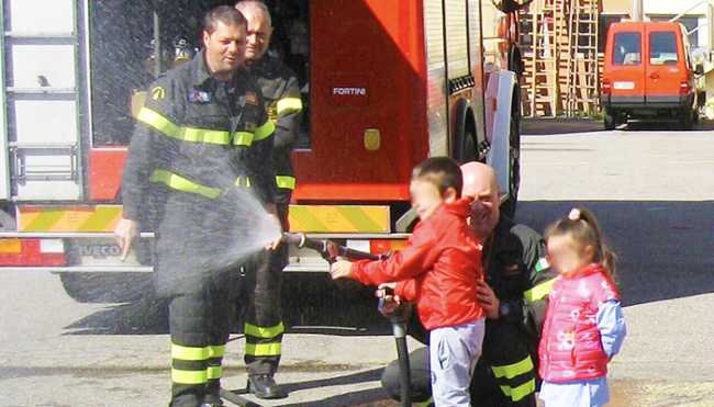 bambini pompieri vigili novara