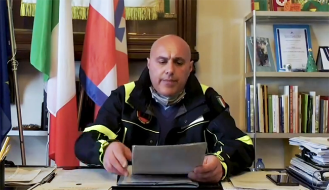 bossi sindaco borgomanero scrivania