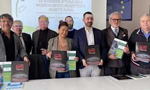 consegna libro durante assemblea contratto di lago 2