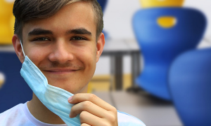 covid faccia sorriso maschera