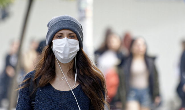 covid mascherina ragazza strada