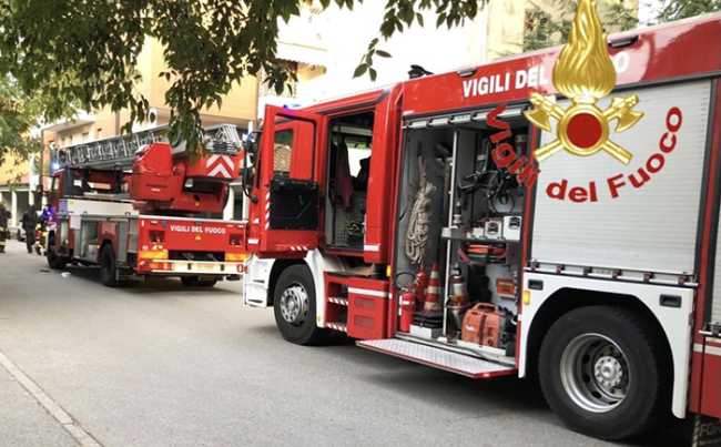 due camion autopompa aperta giorno via vvf