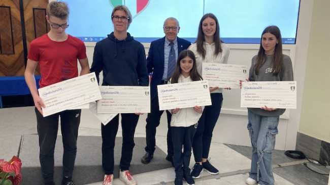 foto gruppo premiati Arona con Muscara