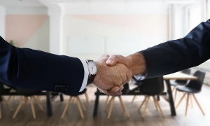 mani orologio stretta