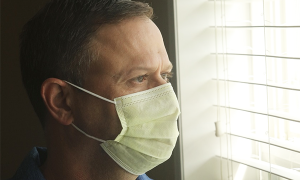 mascherina uomo finestra