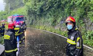 vigili fuoco pioggia strada