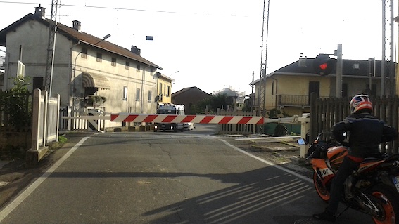 suno passaggio a livello