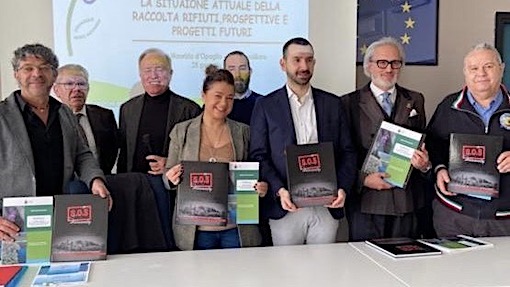 consegna libro durante assemblea contratto di lago 2