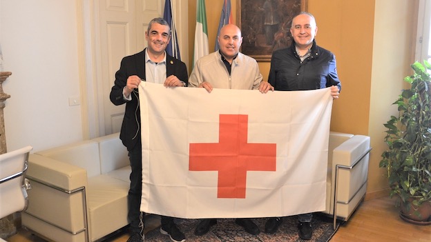 borgomanero consegna bandiera cri