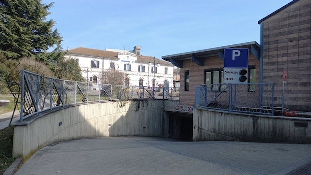 borgo parcheggio sott stazione foto
