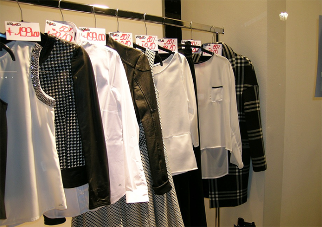 saldi vestiti appendino